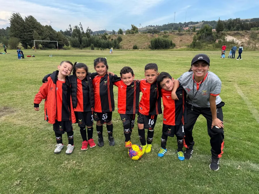 Escuela de fútbol para niños y niñas de 6 a 17 años