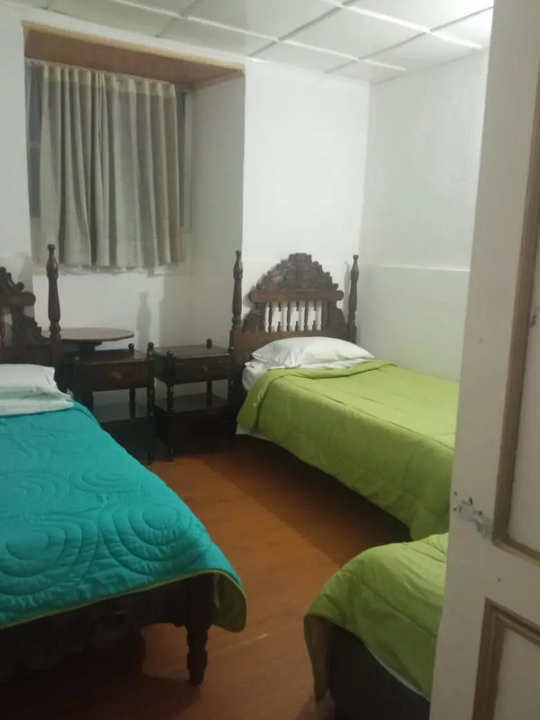 Habitación con tres camas